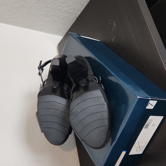 Strappy black sandal - Picture 4 of 4